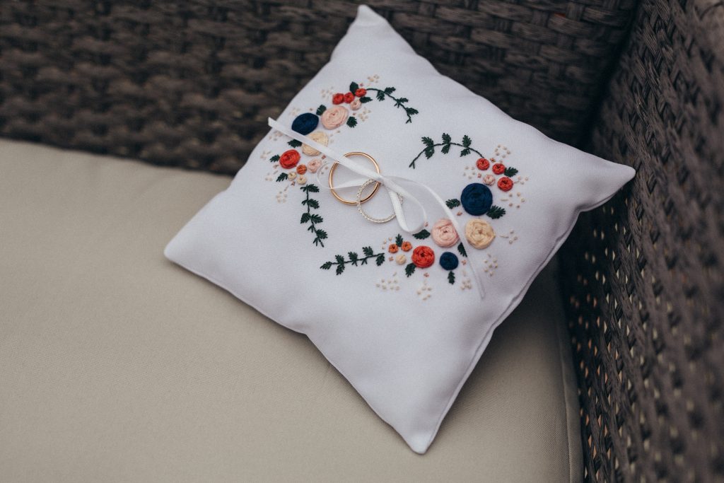 Coussin de mariage brodé